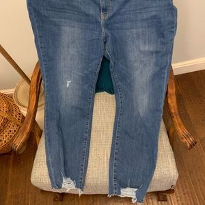 H&M sz22 skinny jeans. Medium Rinse with distressing and frayed hems. High waist